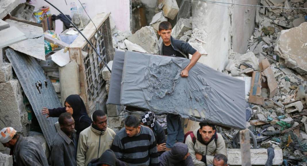 İsrail, sivillerin yaşadığı Nusayrat Kampı'nı bombaladı 8